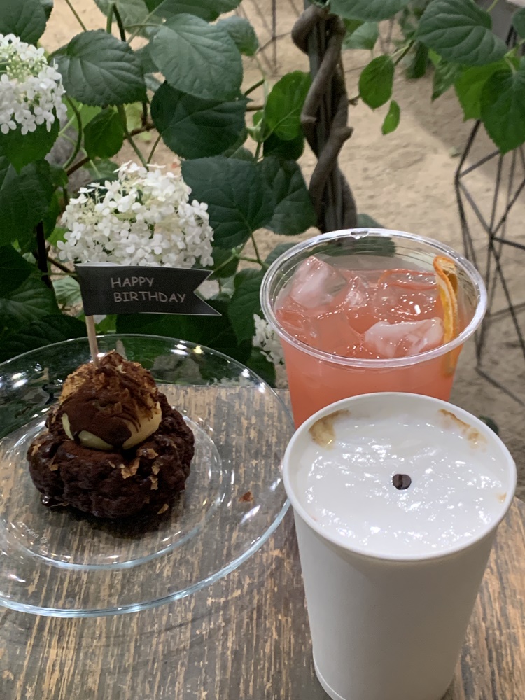 스콘과 음료 2잔 뒤에 이쁜 꽃