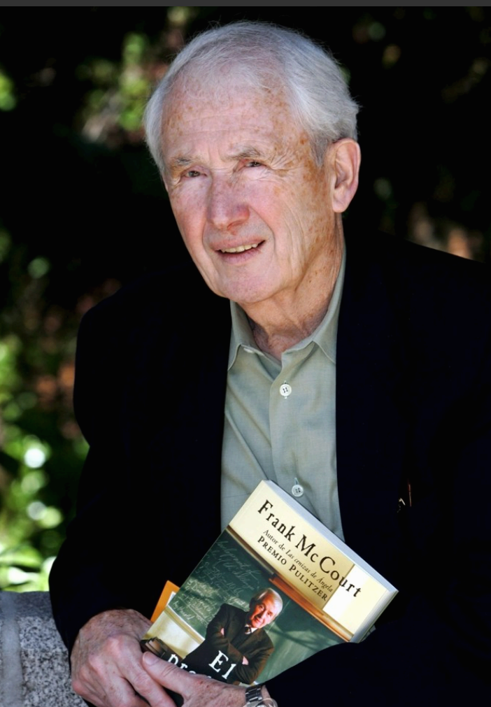프랭크 맥코트가 자신의 책을 들고 앉아 있는 모습