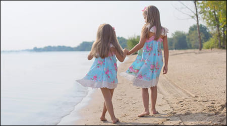 햇빛 속을 걷고 있는 자매