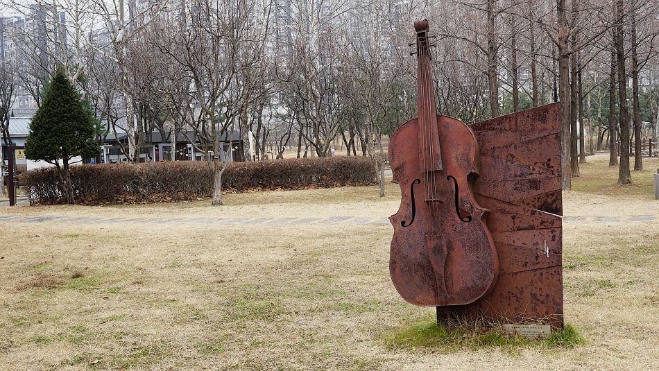 작품설명: 바다에서 전해지는 향기와 바람의 아름다운 소리를 표현...(잡초에 가려져 설명문이 잘 안보입니다).