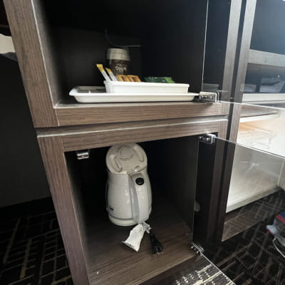 전기포트와 가루커피&amp;#44; 티백이 제공됨 