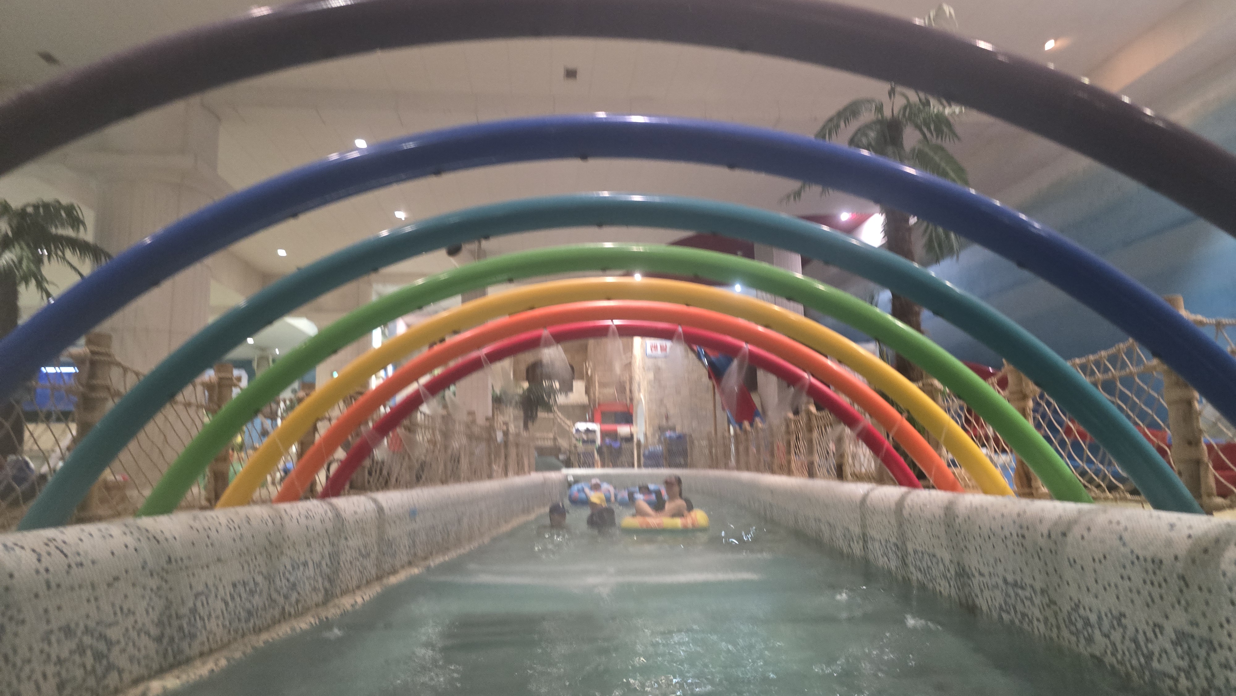 씨랄라 워터파크 유수풀 위를 지나는 무지개색 아치형 분수 시설. 총 6개의 아치 중 대부분의 물줄기가 작동하지 않고 있어 시설 관리가 미흡해 보인다.
