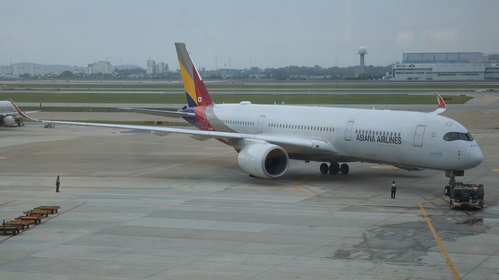 2026년 6월 인천국제공항에서 'ASIANA AIRLINES' 글자를 단 채 이동하는 아시아나항공 A350-900(HL8360)