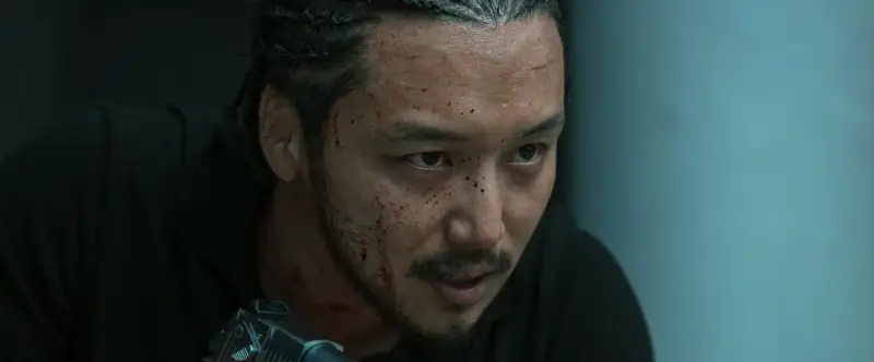 검은 티에 총을 들고 있는 독전 2의 진하림을 연기하는 배우 변요한