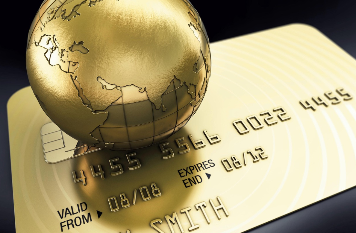 금으로 된 지구본과 카드