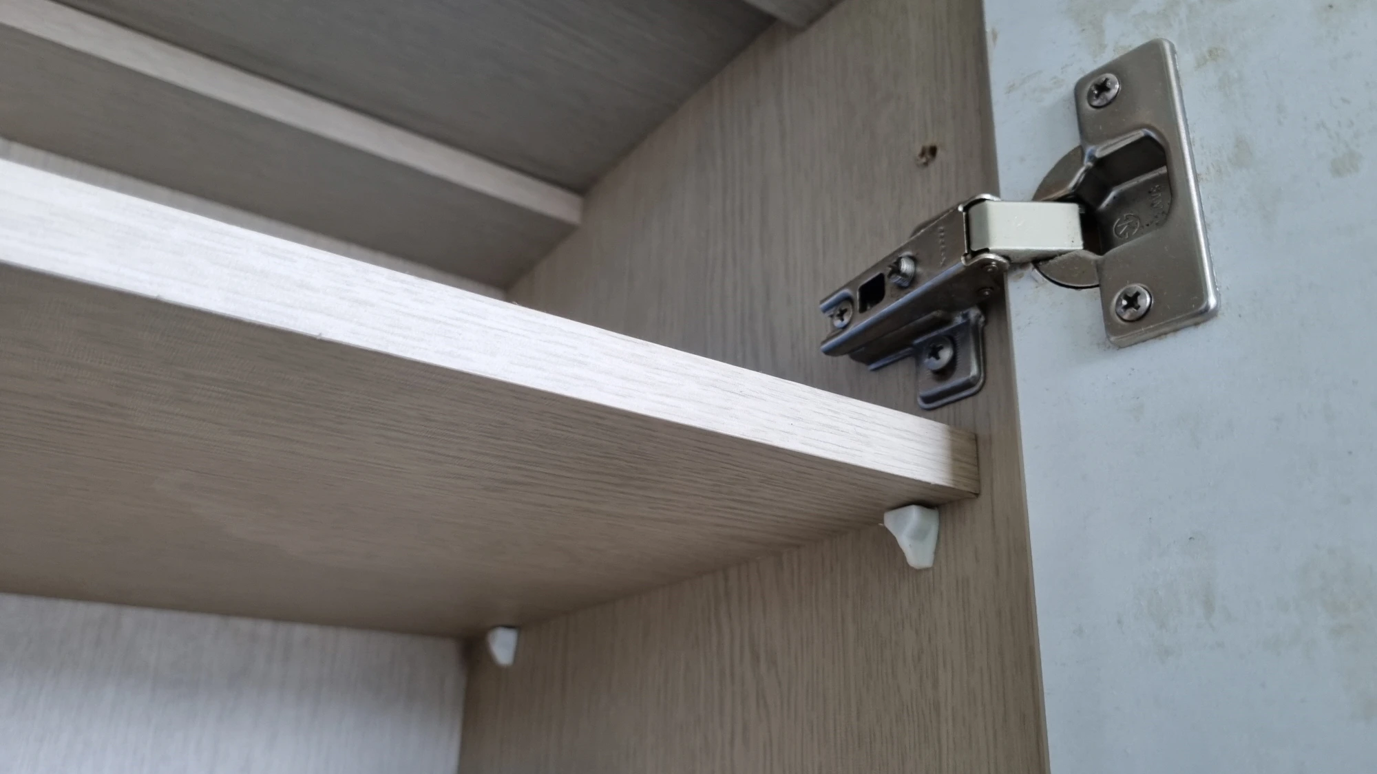 신발장 선반 경첩