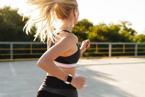 마라톤을 하는 여자.