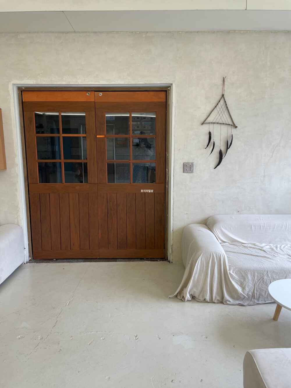 수원 오목천동 카페 오아시스 - 우드 도어 인테리어