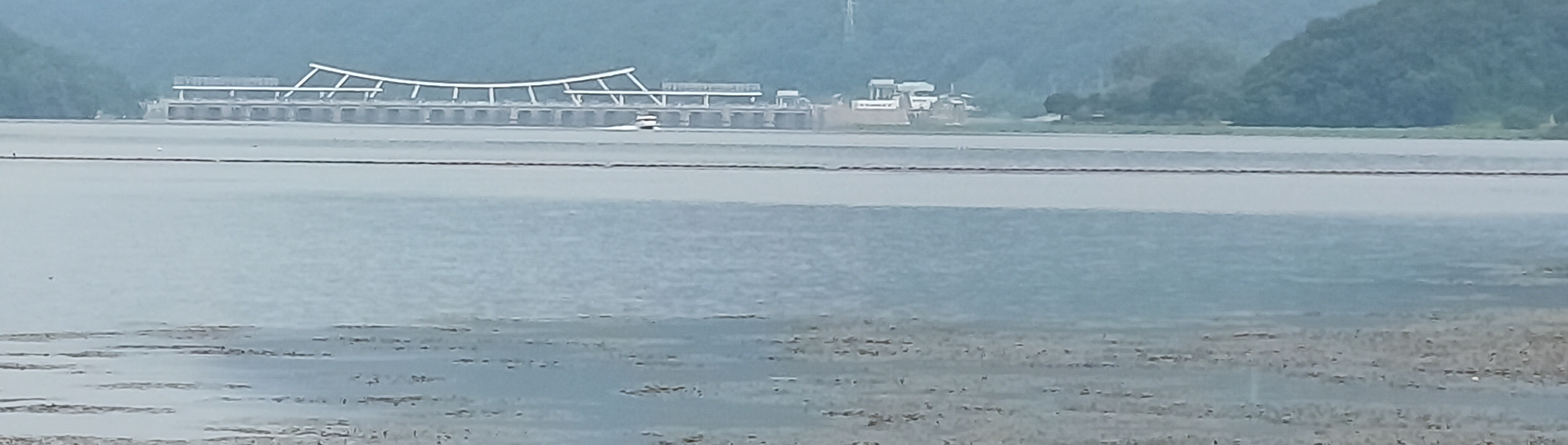 강변도로에서 바라본 남한강 겨울 풍경과 잔잔한 강물.
