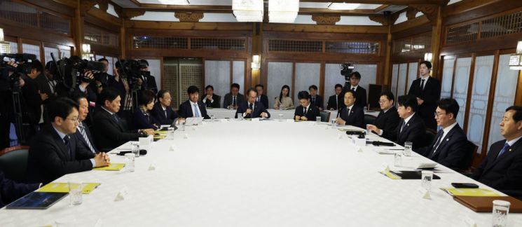 차량 5부제 보험료 할인 특약 출시, 고유가 피해지원금 지급 일정, 직권 위기가구 생계급여 신청 총정리 2026