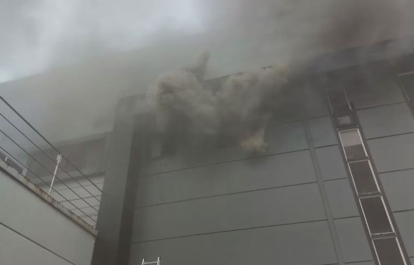 24일 소방 등에 따르면 이날 오전 10시 31분쯤 경기도 화성시 서신면에 위치한 일차전지 제조 공장에서 화재가 발생했다. [사진=경기도소방재난본부]