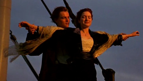 영화 타이타닉의 명장면으로 갑판 위에서 남자 주인공 잭이 여자 주인공 로즈를 뒤에서 안고 있는 장면입니다.