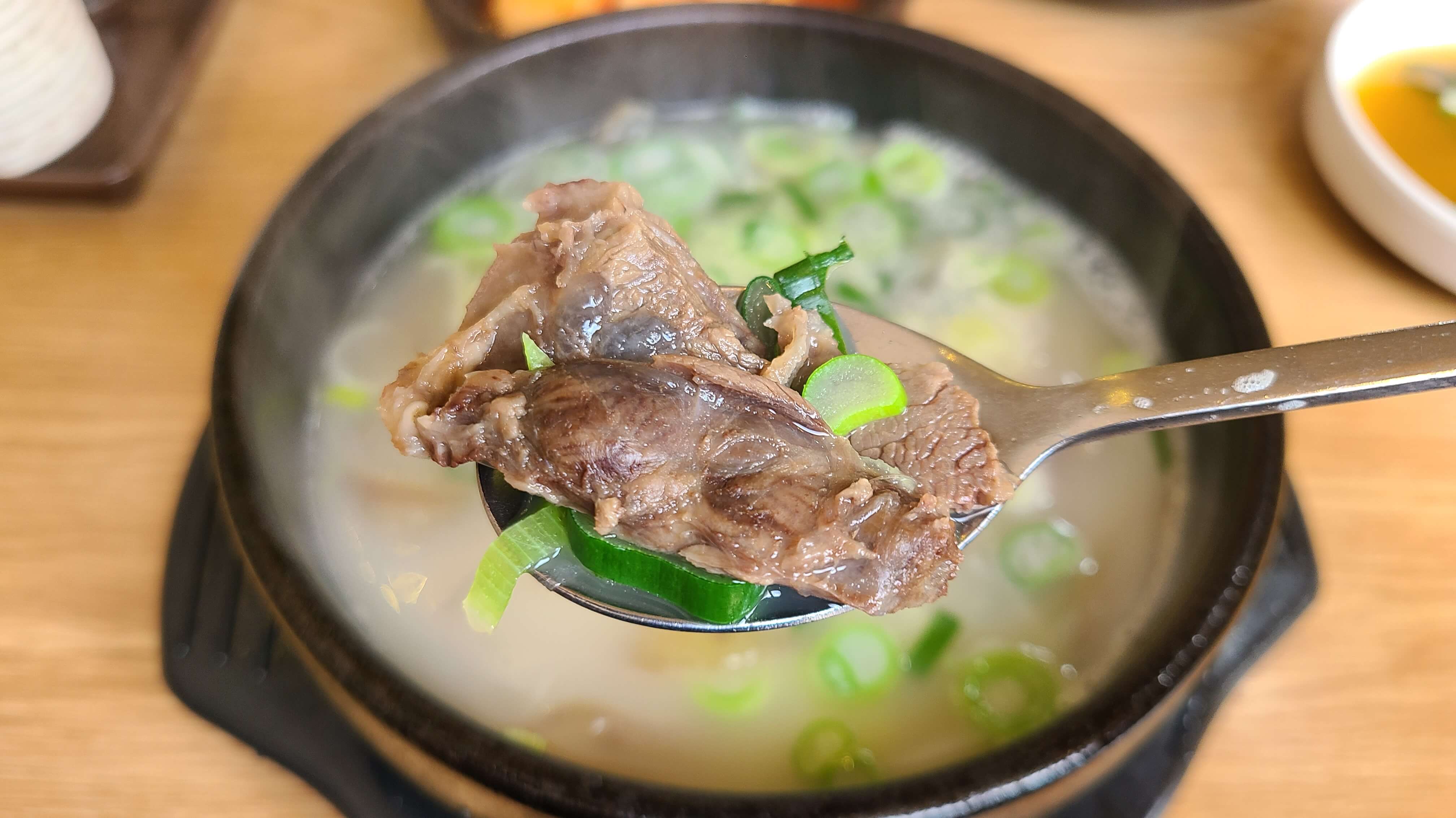 정든한우-소머리국밥-고기-2