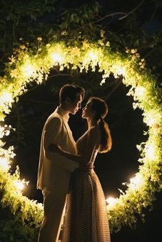 검은-바탕에-밝은-연두색-불꽃-화환에-둘러싸인-신랑-신부