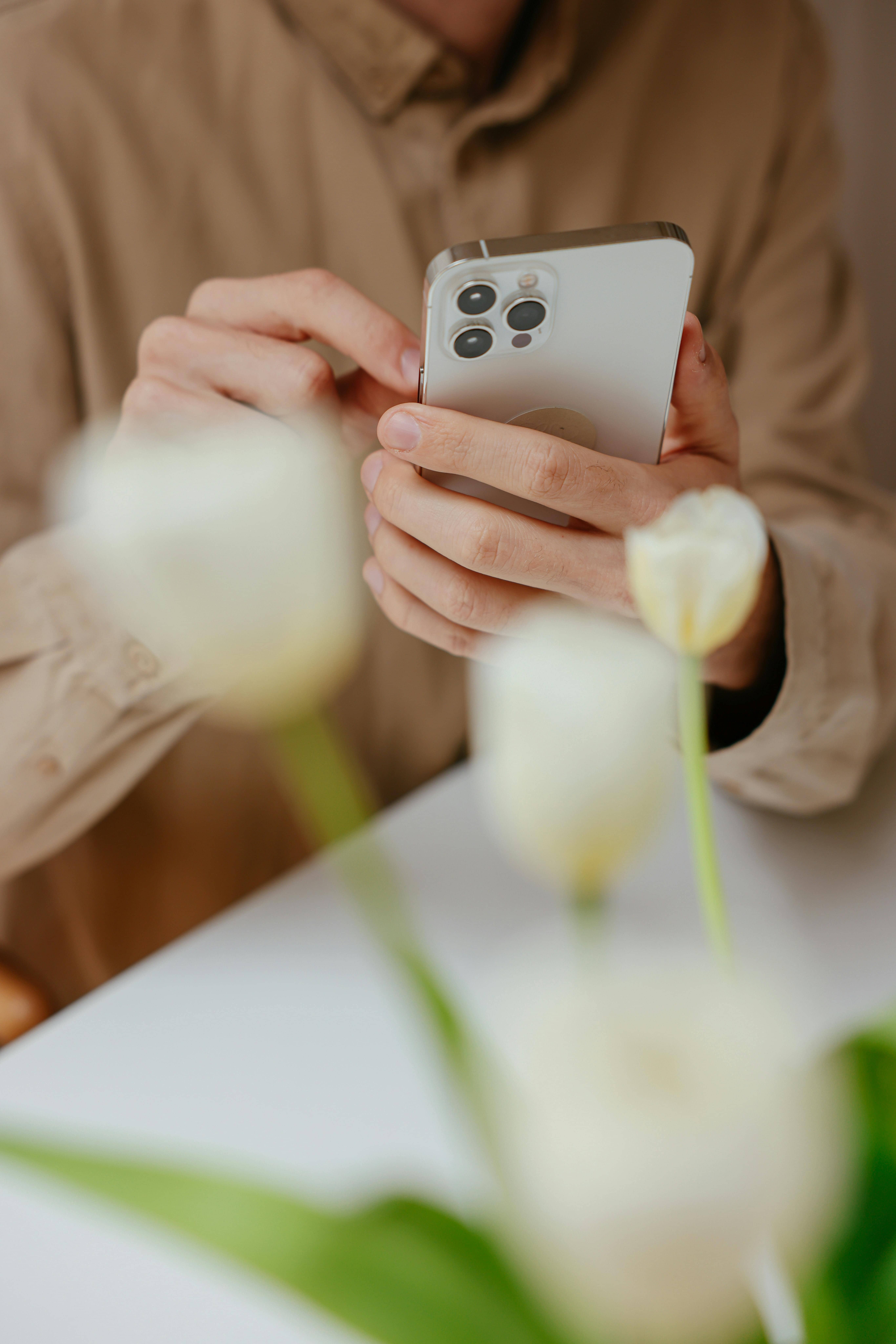 휴대폰 보기 전 눈 감고 심호흡 1회, 디지털 피로를 줄이는 단 5초의 습관