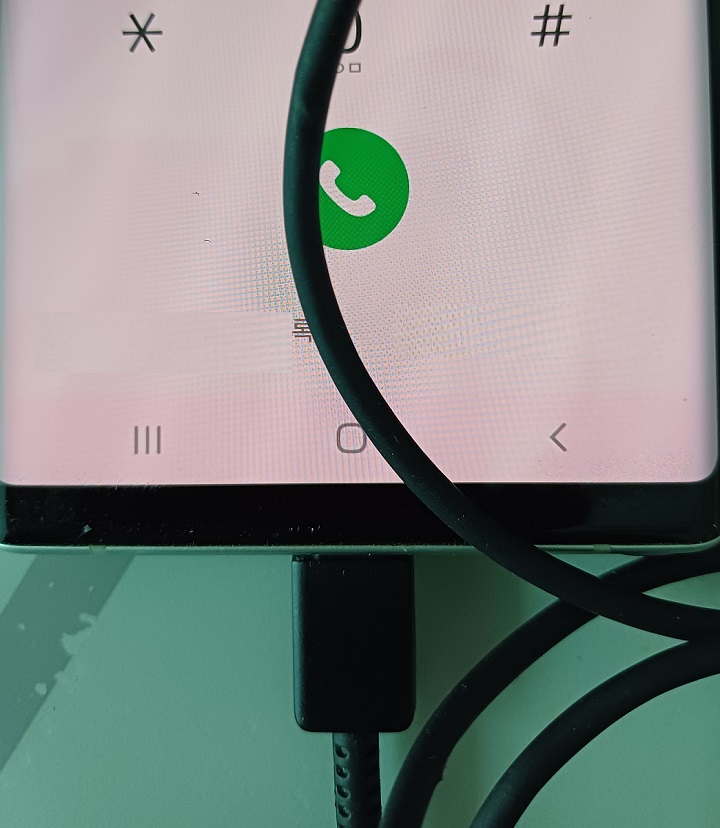 핸드폰에 USB 케이블이 연결되어있음