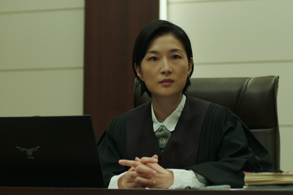 &#39;폭로&#39; 공상아가 최은주 판사 역을 맡아 열연을 펼치고 있다. [사진=㈜메리크리스마스]