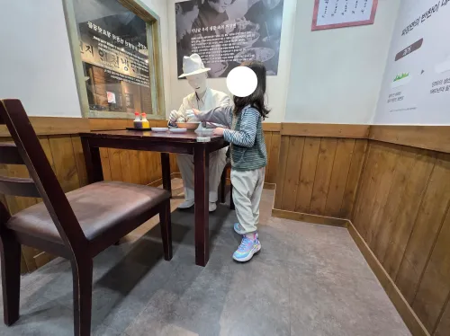 누들플랫폼 짜장면 시식 모형 체험 포토존과 아이