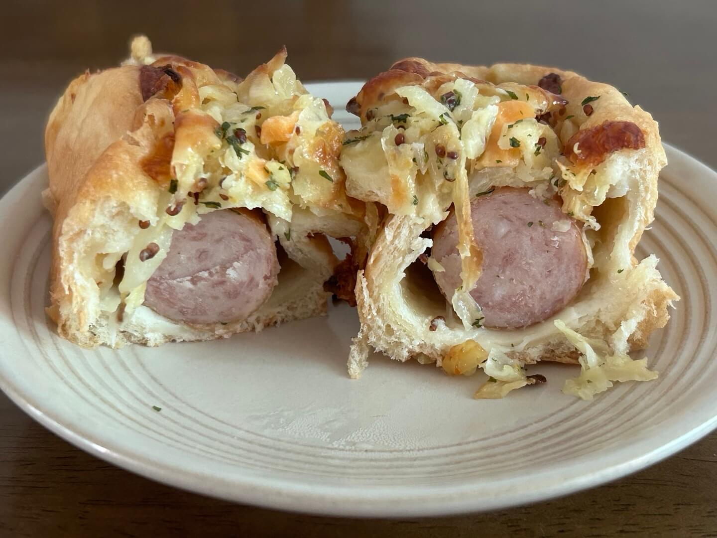 소시지 브레드를 반으로 자른 모습