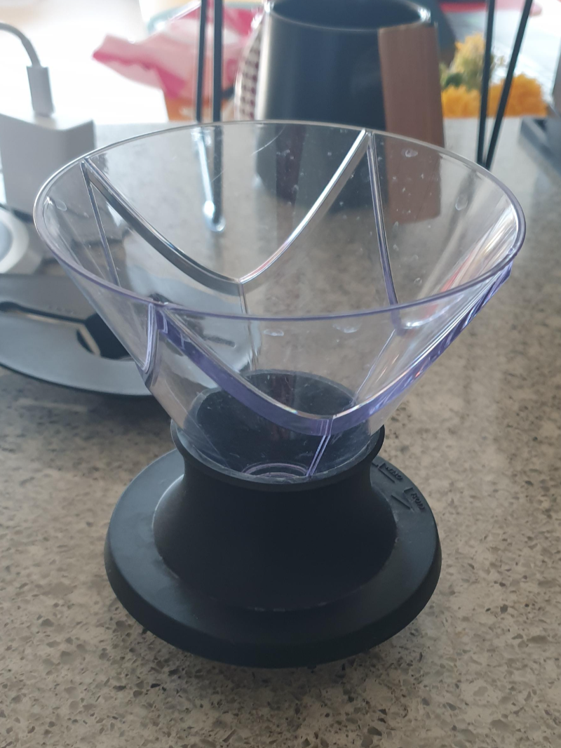 테이블 위에 하리오 무겐 스위치 드리퍼가 있다.