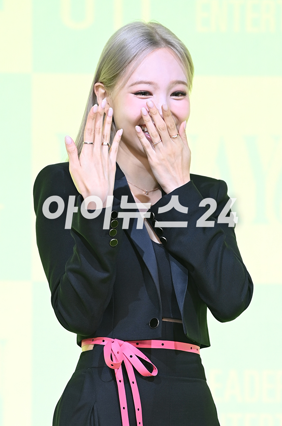 트와이스 나연이 24일 오전 서울 여의도 페어몬트호텔에서 진행된 첫 솔로 앨범 '아이엠 나연(IM NAYEON)' 쇼케이스에 참석하고 있다. [사진=정소희 기자]