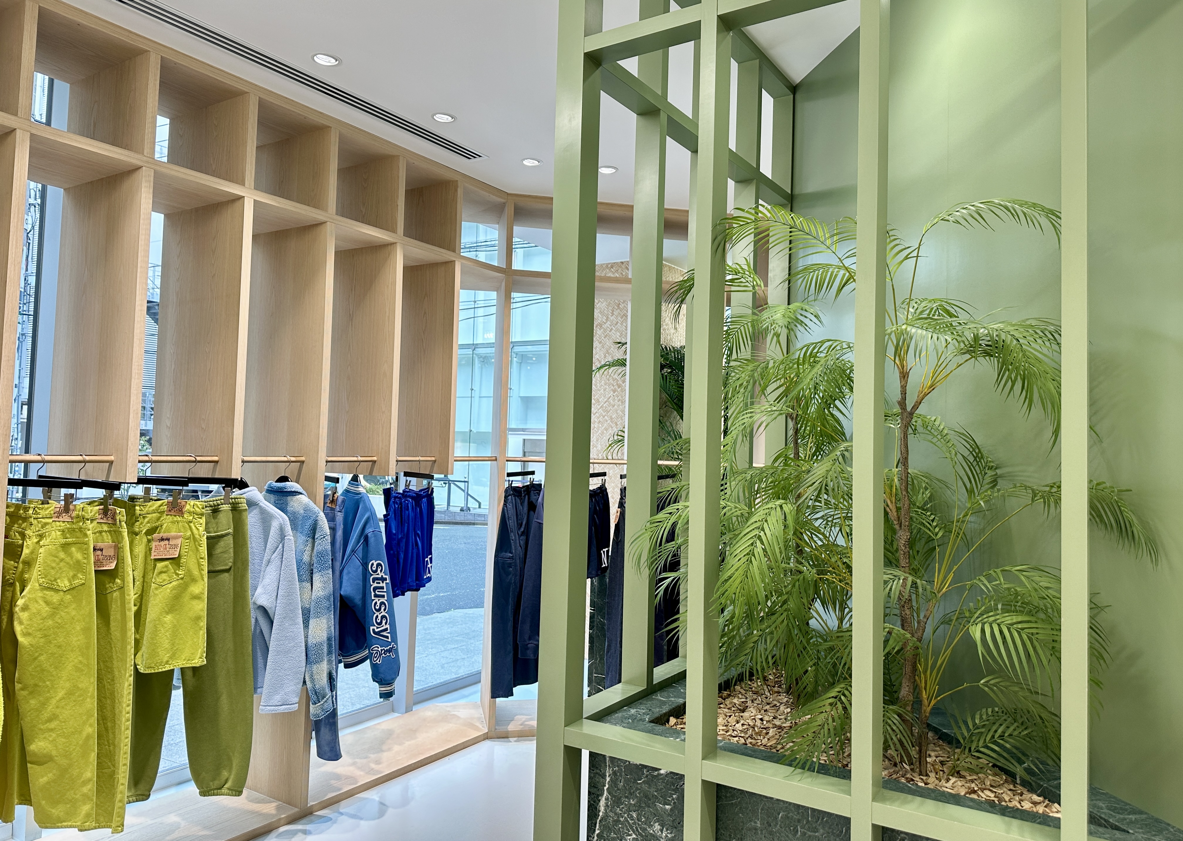 녹색이 가득한 시부야 스투시 매장