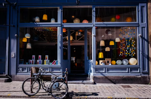 전등, 물병 등 잡화를 파는 가게 사진