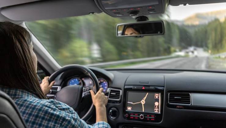 운전을 하는 여자