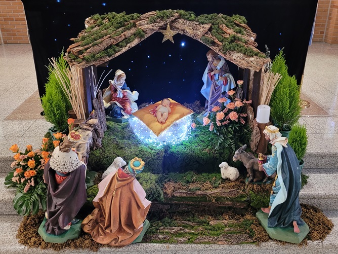 위 사진은 군산 둔율동성당 제단 앞에 있는 성탄 구유 사진입니다. 2025년 1월 5일 일요일에 주님공현대축일 미사를 드리고 나서 찍은 사진입니다.