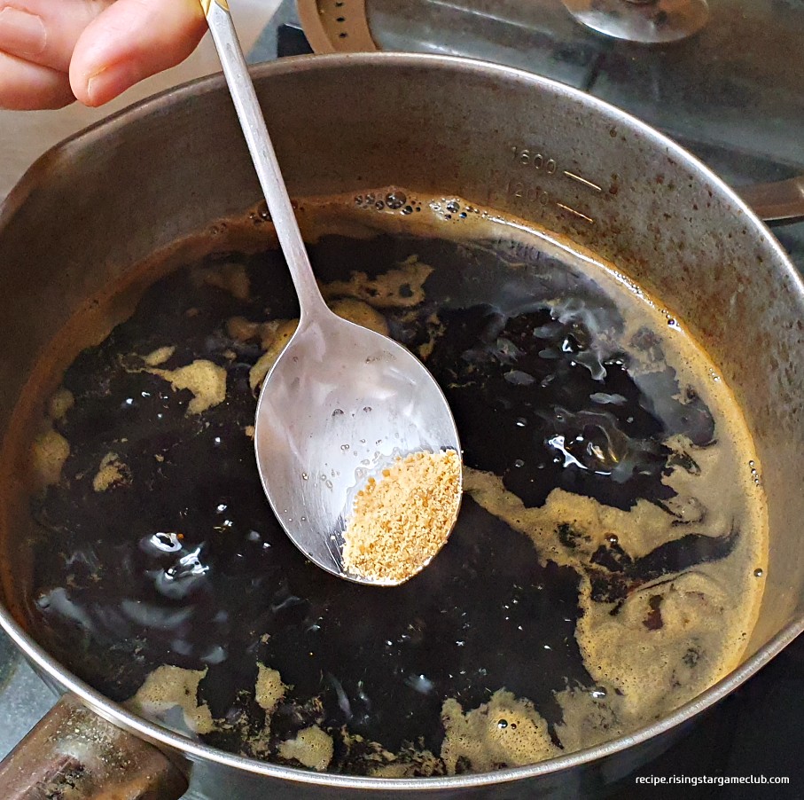 끓고 있는 판모밀국수의 육수(쯔유)에 다시다 1Ts를 넣는 사진