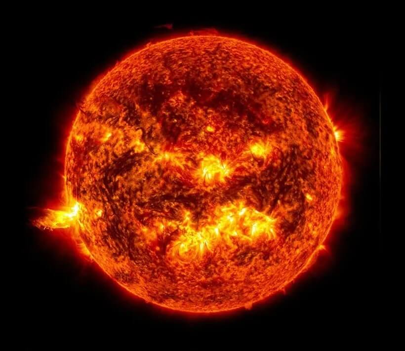 붉은 색으로 보이는 태양