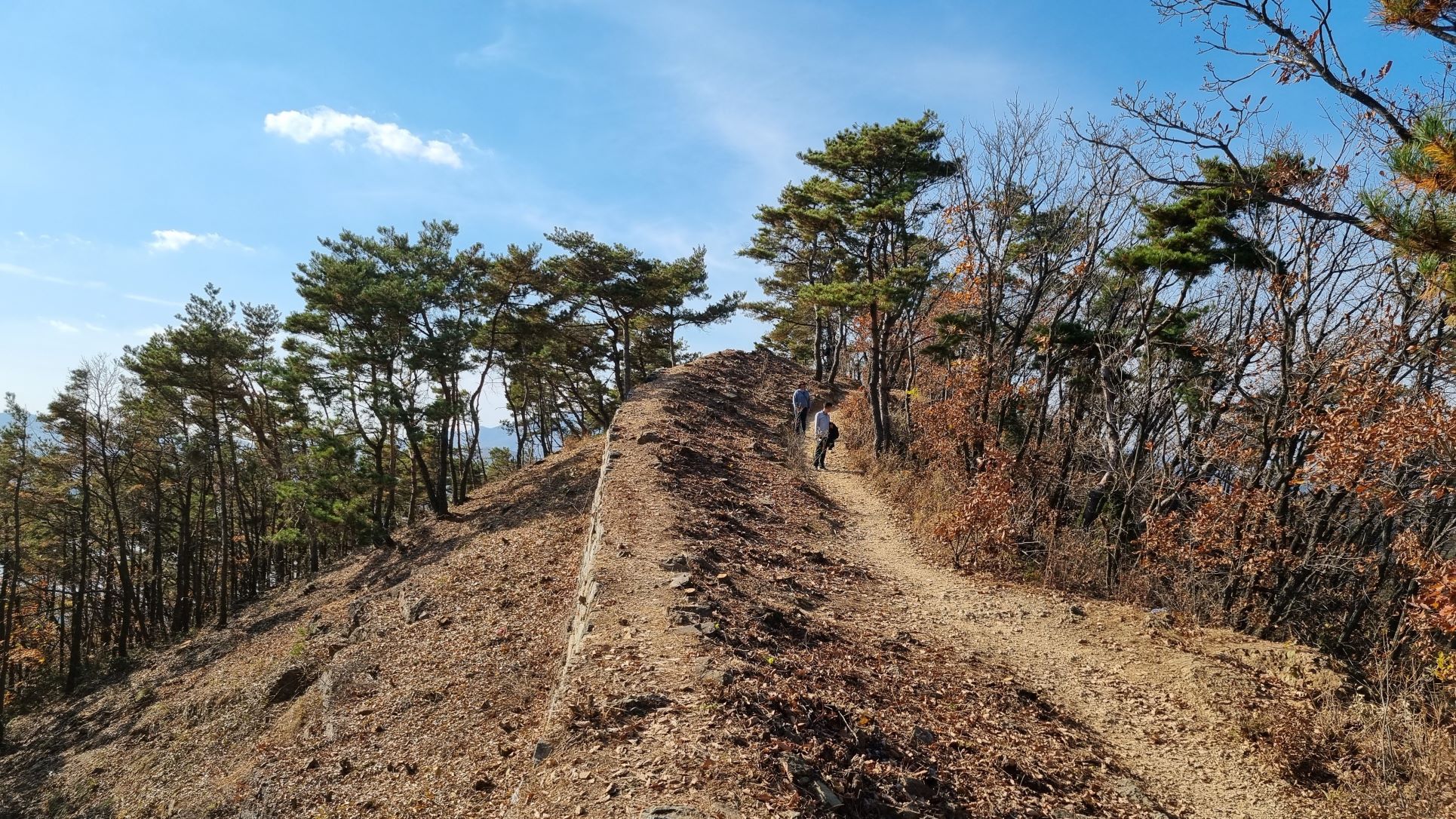 뒤돌아 본 성곽 길, 두 사람 걸어 오고 있습니다.