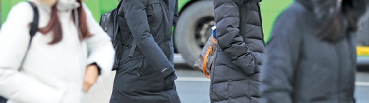 패팅입은 사람들의 모습
