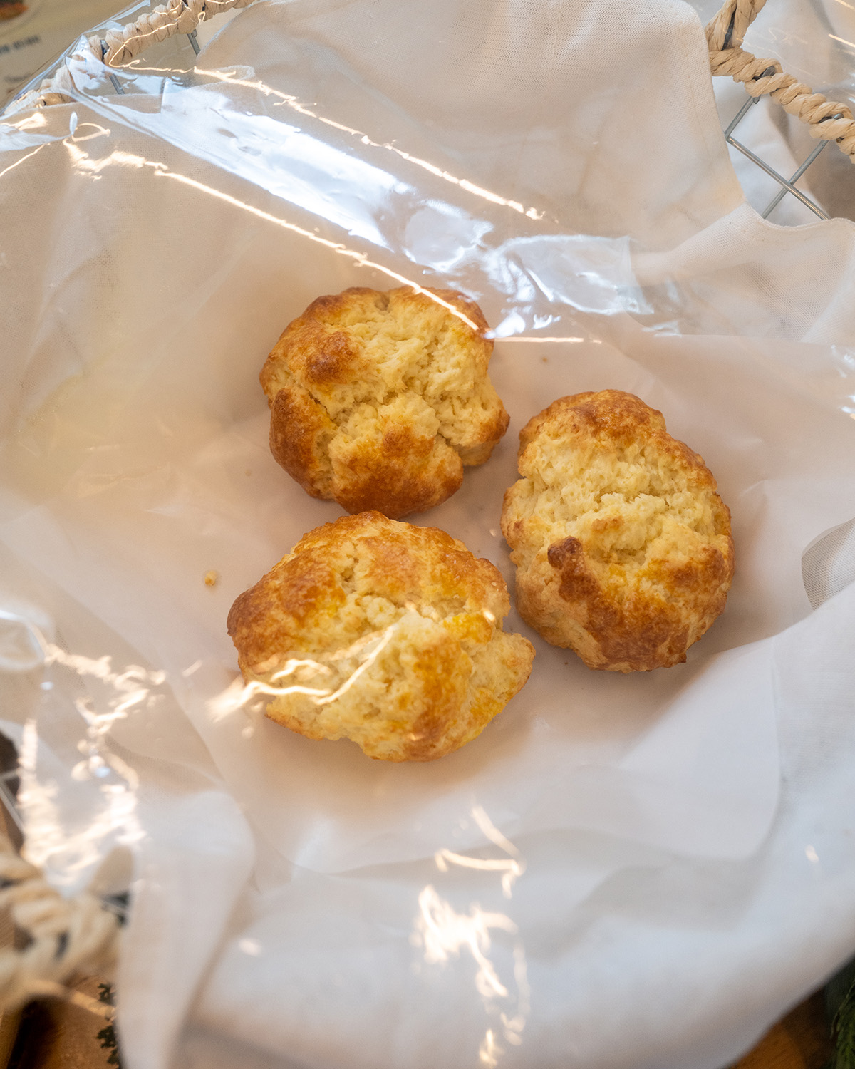 바구니 안에 먹음직스러운 스콘 3개가 균형감있게 배치되어 있는 모습이 담겨있다