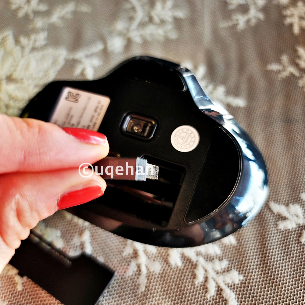  노브랜드 저소음 무선 마우스 USB 수신기를 빼서 손으로 잡고 있다.