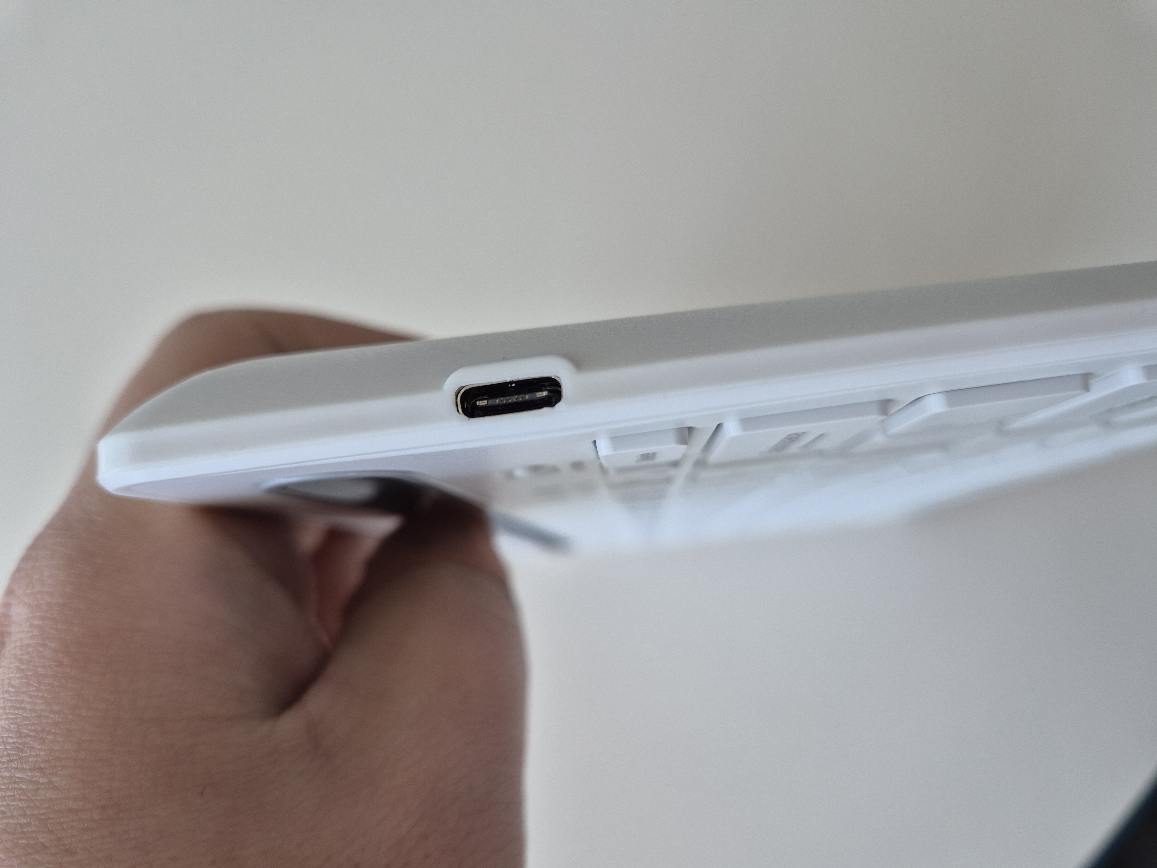 NPAD PRO 키보드 충전단자