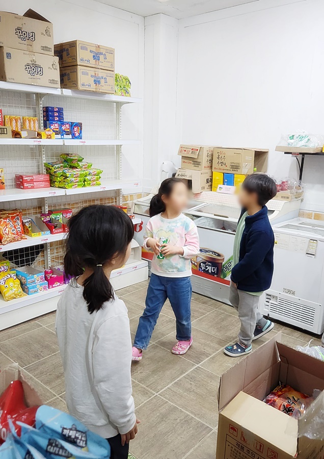 매점에서 물건을 사는 아이들