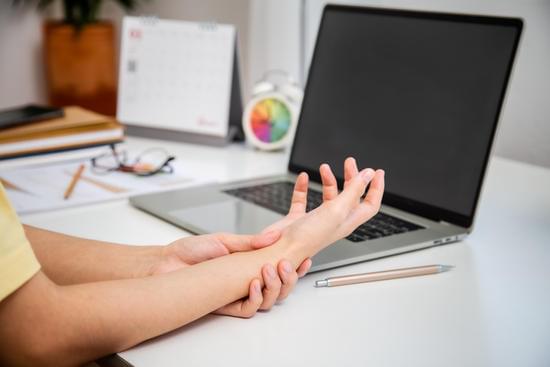 수부 질환의 통증과 관리: 증상, 원인, 치료 방법