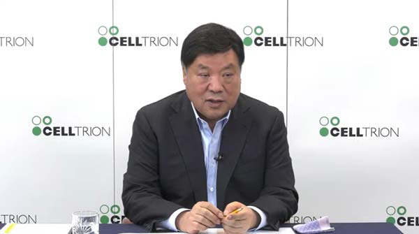 셀트리온그룹 서정진 회장이 29일 진행된 온라인 기자간담회에서 미국 공장 인수 계획에 대해 설명하고 있다.