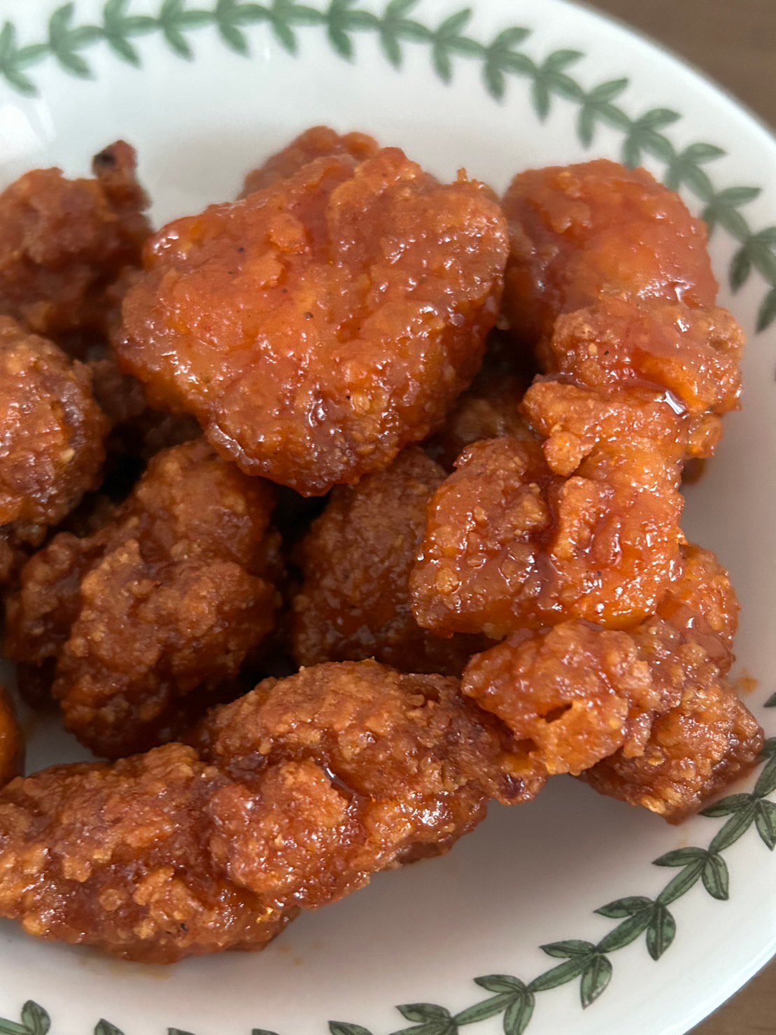 푸라닭 달콤강정을 가까이에서 찍은 모습