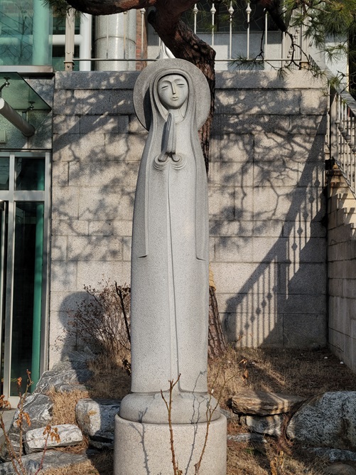 혜화동성당 앞에 있는 최종태 작 성모상입니다. 한국적이고 둥글둥글한 부드러운 윤곽이 두드러집니다.