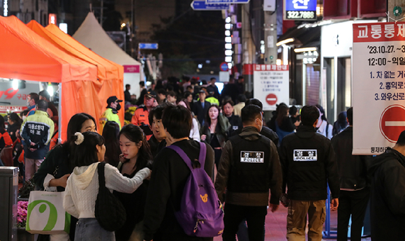 핼러윈 데이를 앞둔 27일 서울 마포구 홍대거리 인근에서 경찰관들이 순찰을 하고 있다. 사진은 기사내용과 직접적인 연관 없음. [사진=뉴시스]
