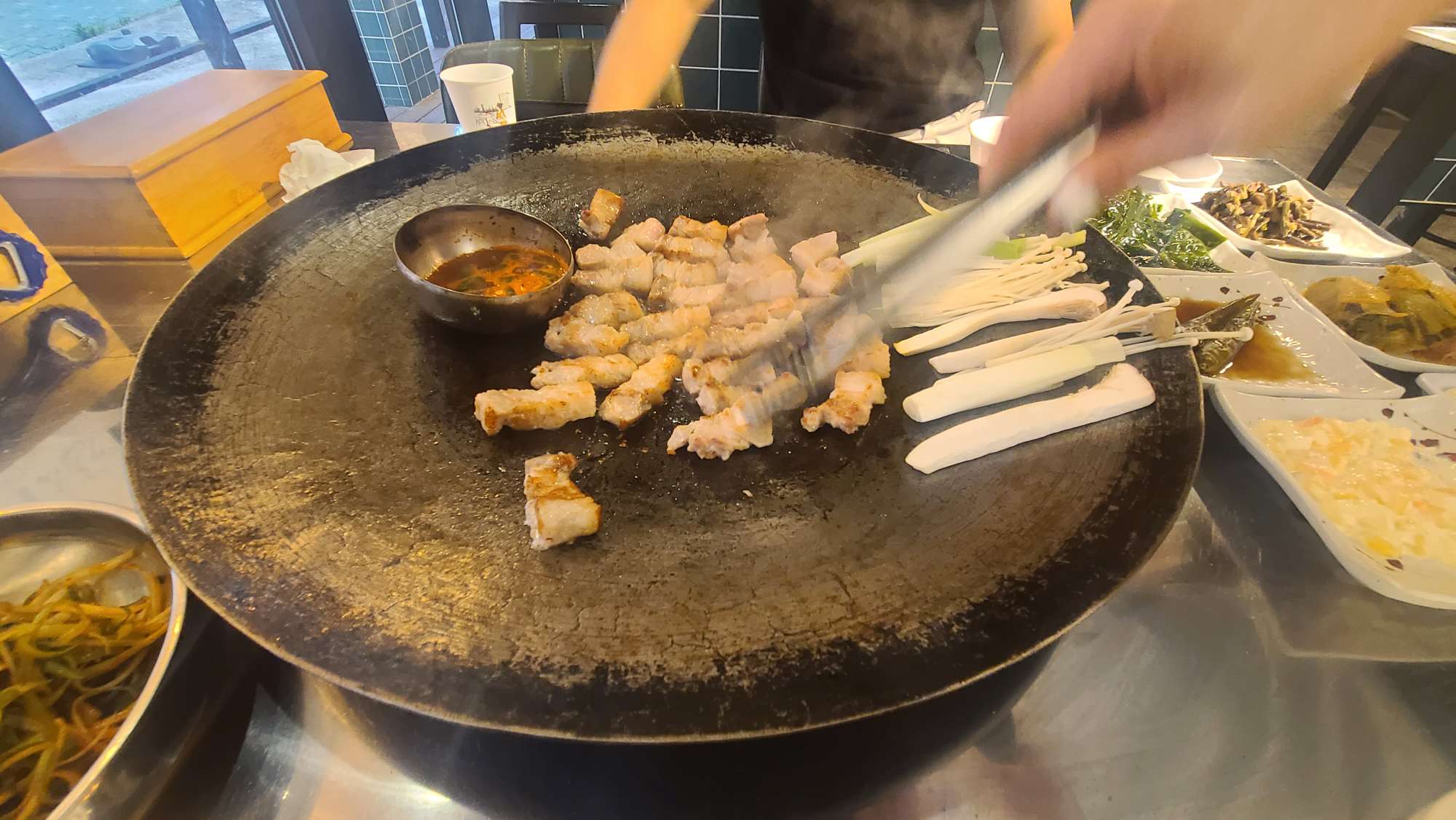 참 숯 초벌 솥뚜껑 삽겹 한판 사진