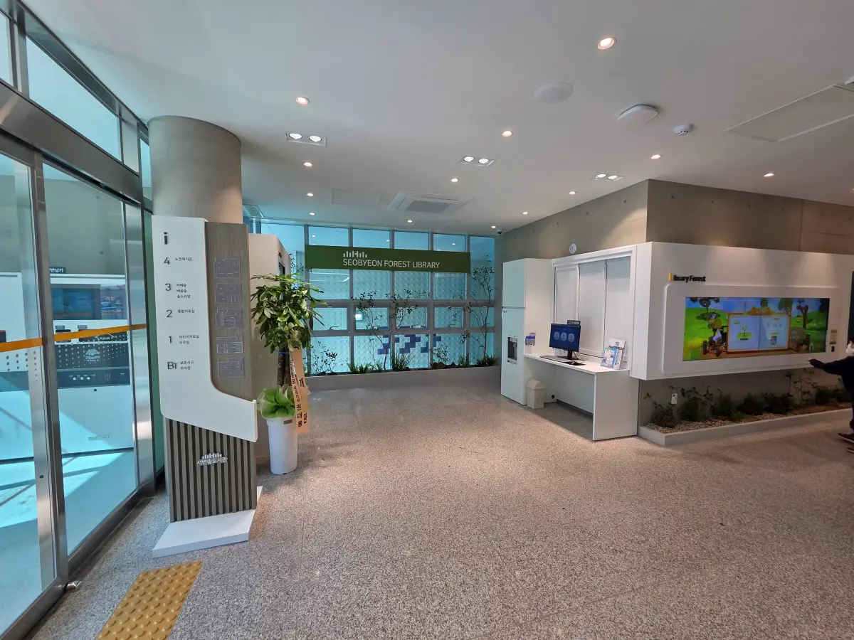 도서관 1층 복도 이미지 01