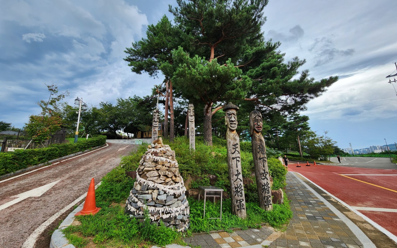 속초시립박물관 입구 장승