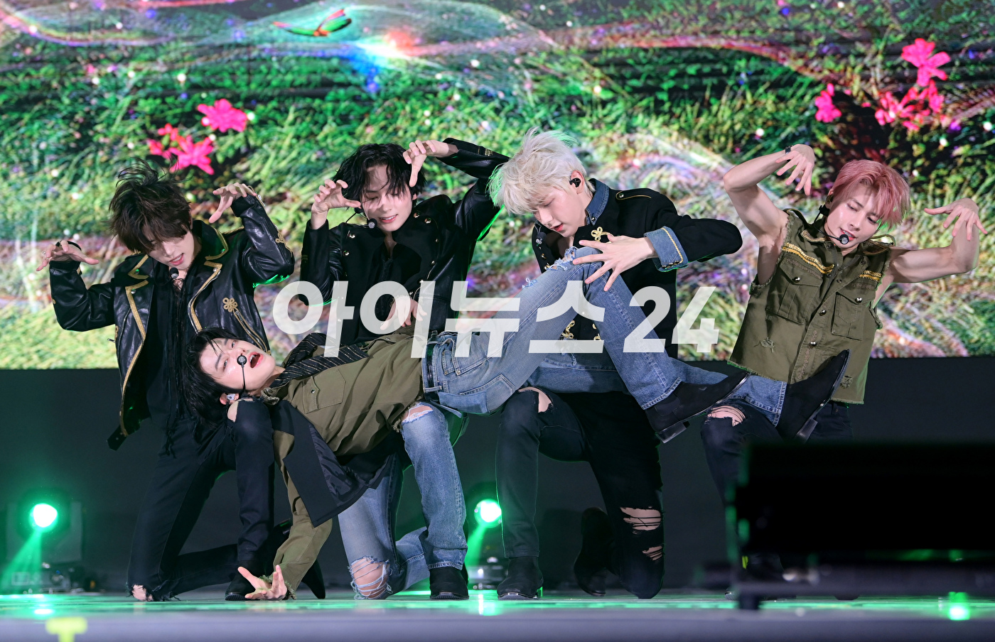 그룹 투모로우바이투게더가 26일 오후 서울 강남구 코엑스 오디토리움에서 열린 투모로우바이투게더(TOMORROW X TOGETHER&#44; TXT) 미니 5집 &#39;이름의 장: TEMPTATION&#39; 발매 쇼케이스에서 타이틀곡 무대를 선보이고 있다. [사진=정소희 기자]