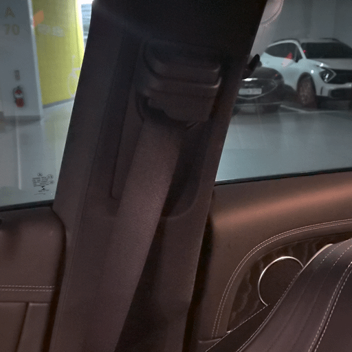 도어 옆 기둥에 위치한 안전벨트 높이 조절 브래킷을 위아래로 움직이는 장면