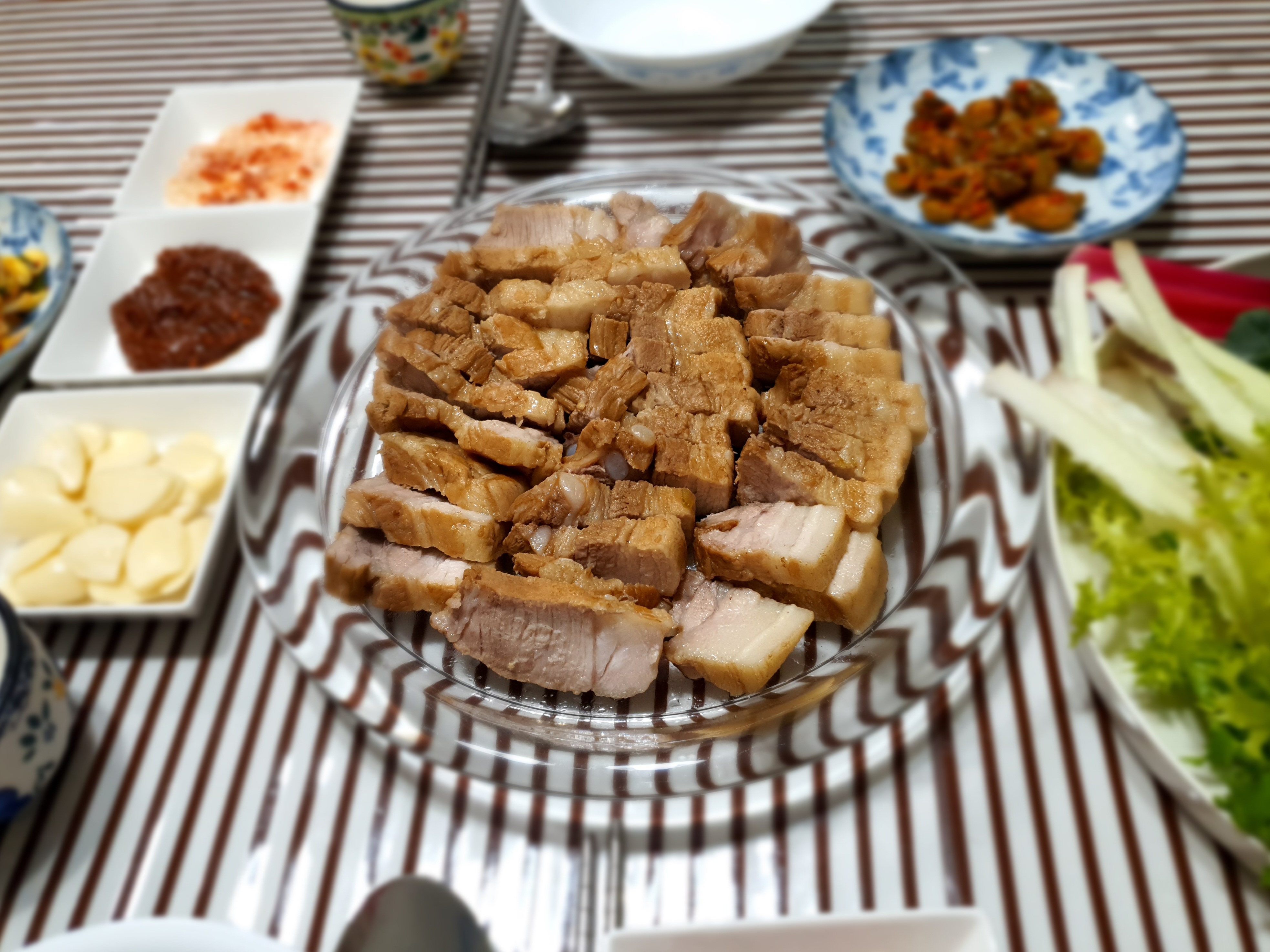 잡내-없이-잘-삶아진-수육은-새우젓에-찍어-먹어요.