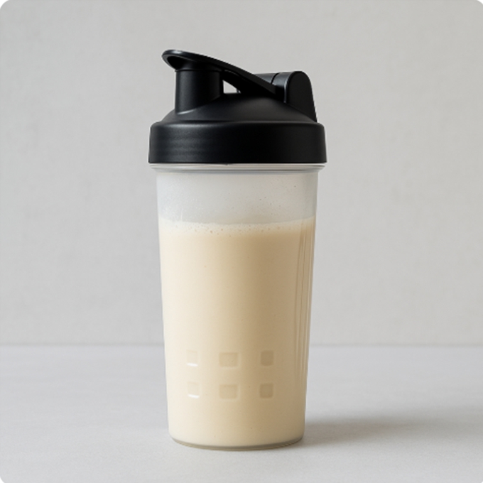 운동 없이 단백질을 섭취할 때와 운동을 병행할 때의 다이어트 효과 차이를 설명하는 상징적 장면