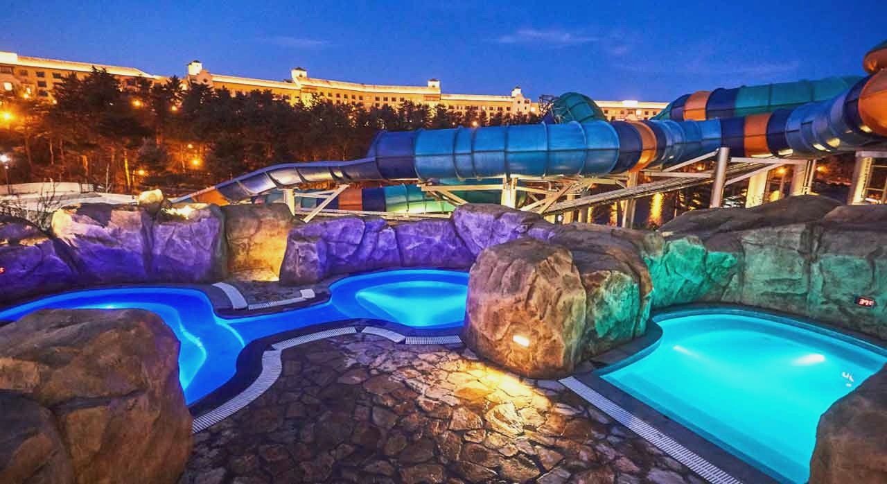 고요한 노천탕에서 겨울 풍경을 바라보는 여유를 가져보자. [ⓒ네이버 플레이스 &lsquo;한화리조트 설악 워터피아&lsquo;]